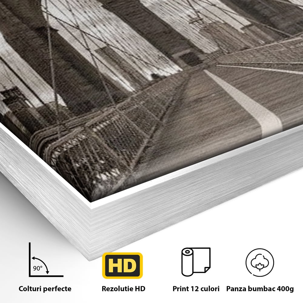 Detaliu al suprafetei: fotografie verticala cu podul din new york, in rama de aluminiu argintiu